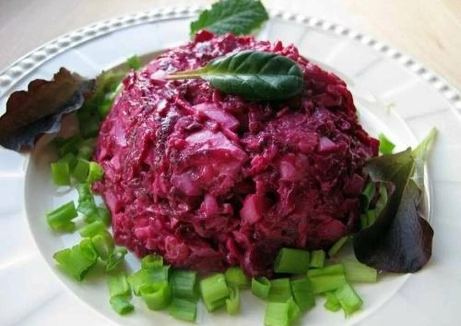 Салат из свёклы огурца и яйца. Свекольный салат с куриным филе. Салат. Салат со свёклой и сыром. Салат со свёклой и солёным огурцом.