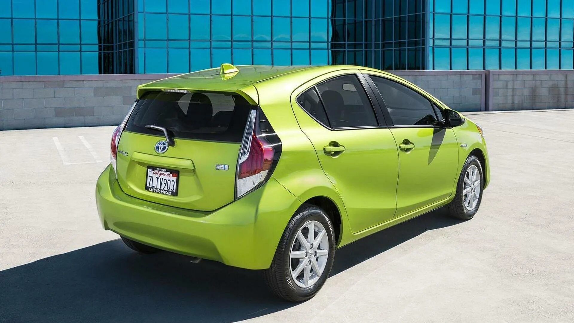 Как называется хэтчбек. Toyota prius c. toyota prius 2015 хэтчбек. toyota prius c 2016. тойота хэтчбек 2016.