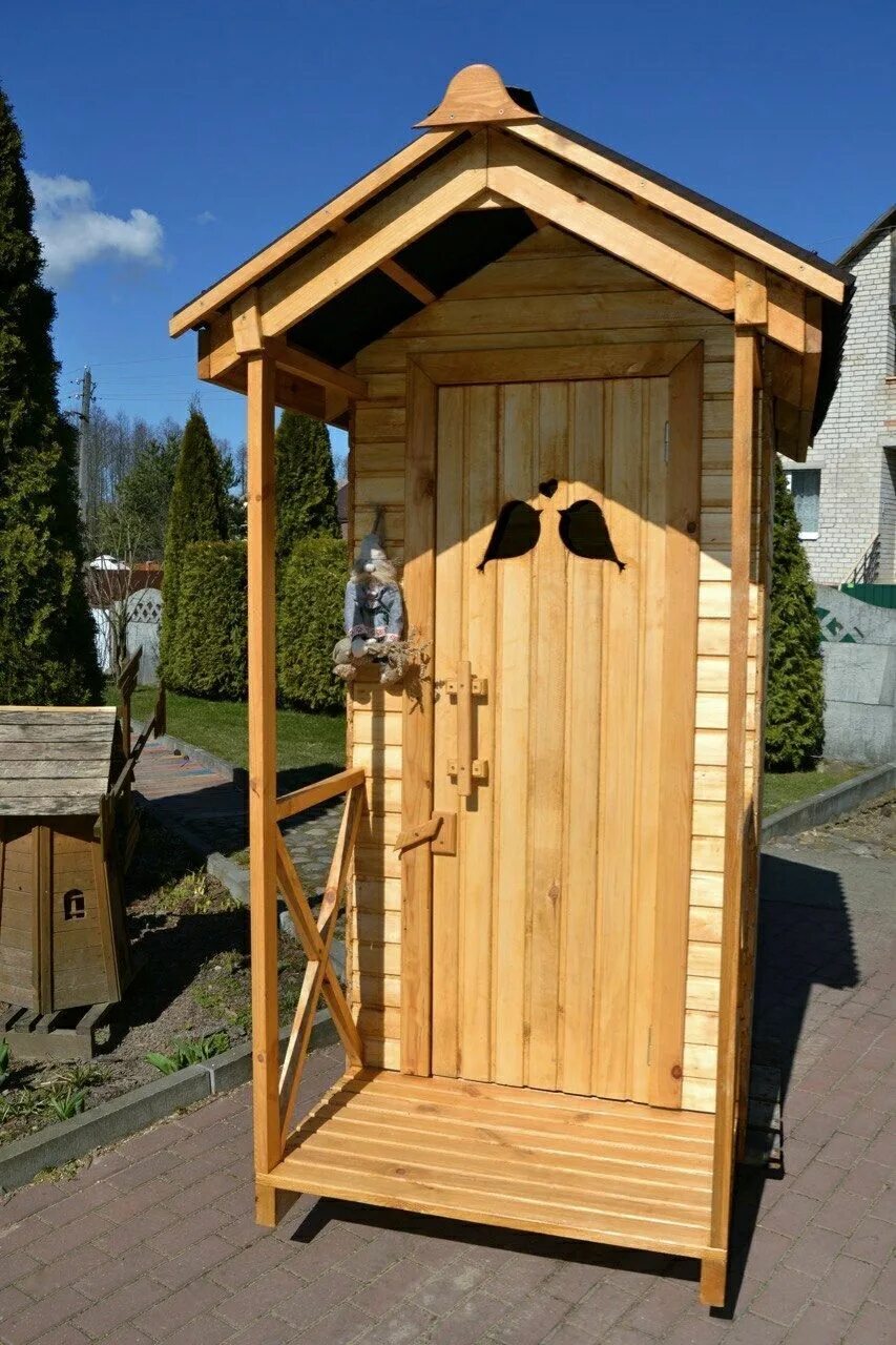 Уличный туалет своими руками из дерева. Туалет дачный. Уличный туалет для дачи. Туалет деревянный для дачи. Туалет уличный деревянный.