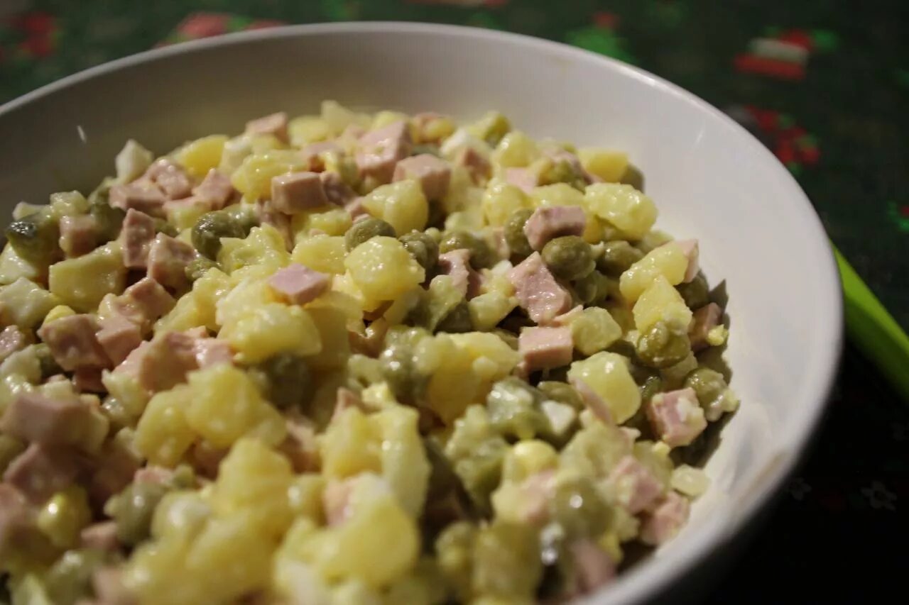 салат. правильный салат зимний. для зимнего салата горохом. мясной салат оливье. салат зимний с горошком.