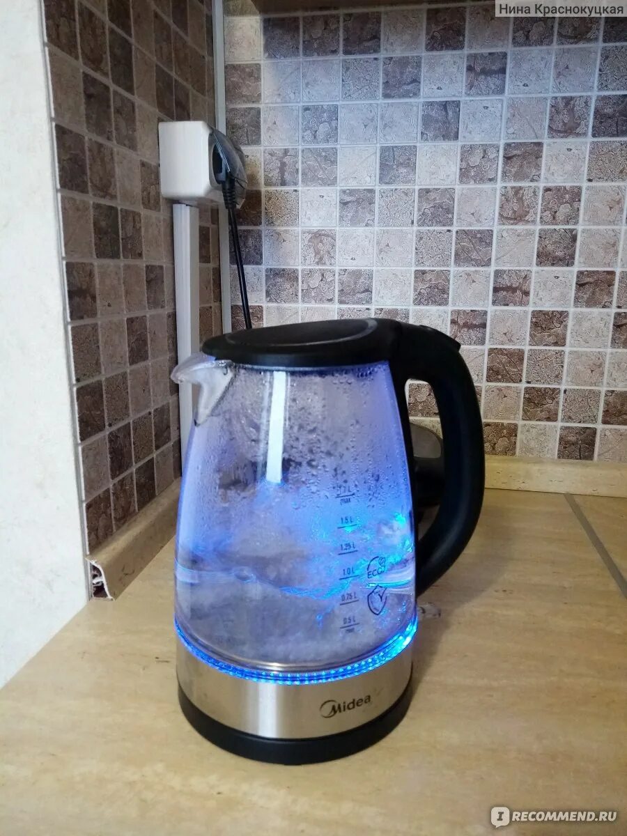 Чайник MK-8007. В чайнике электрическом вода пахнет пластмассой.