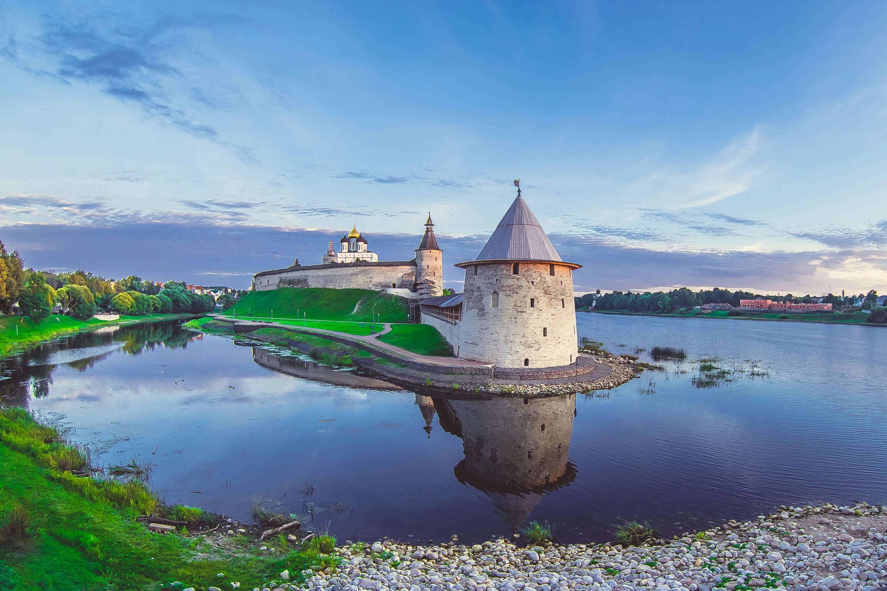 Псковский Кремль Псков. Экскурсия Псков Изборск Печоры. Псков Великий Новгород. Псковский Кремль ноябрь.