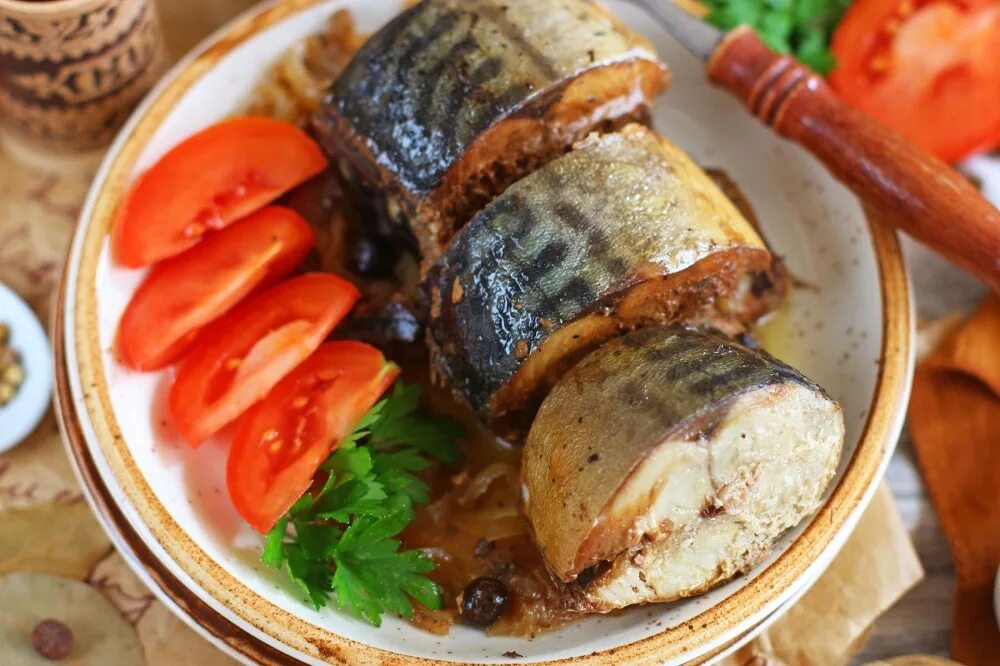 жарят ли свежемороженую скумбрию. скумбрия жареная на сковороде вкусно. макрель рыба жареная. скумбрия запеченная в духовке. скумбрия запеченная с чесноком и паприкой.