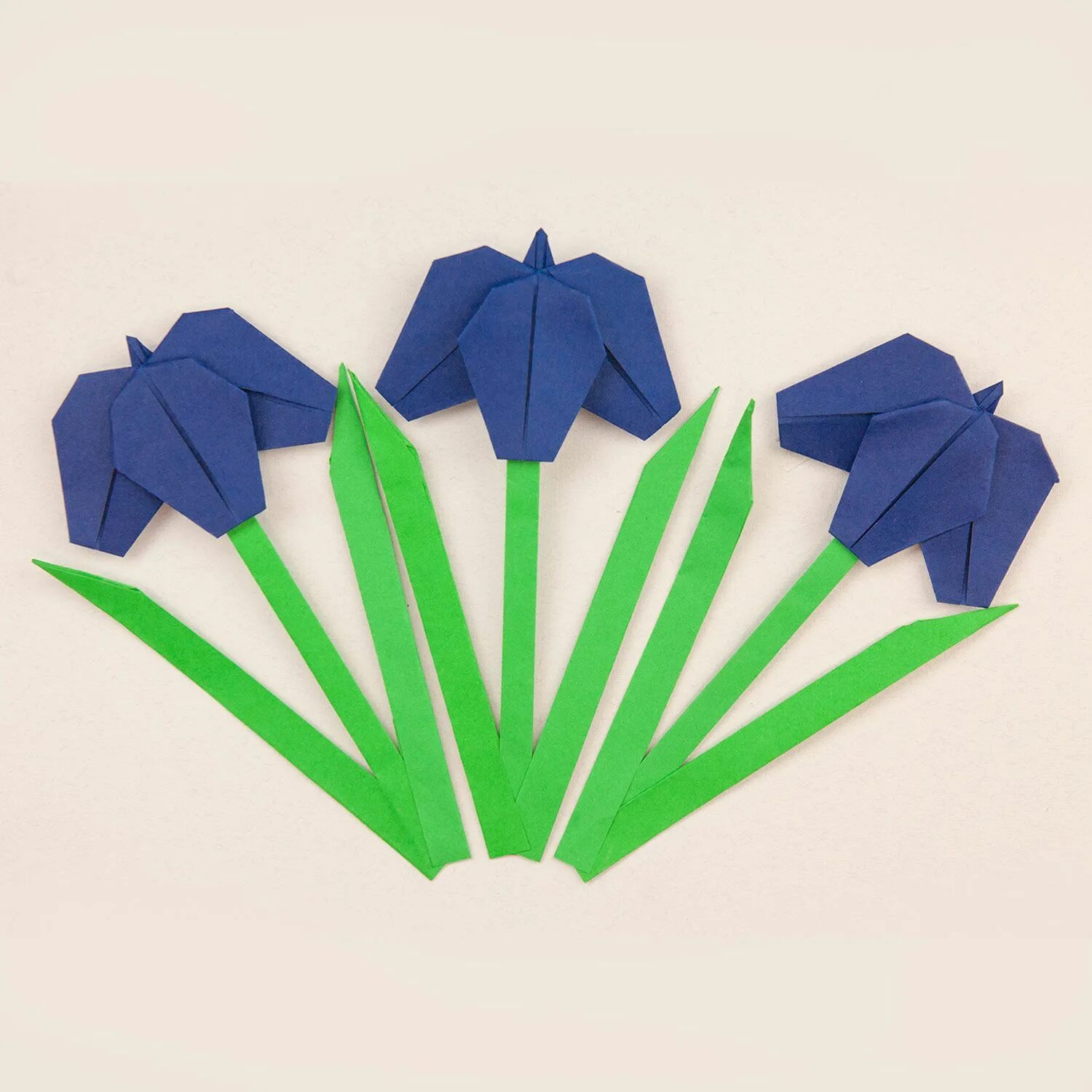 Оригами. Ирисы оригами. Оригами цветок старшая группа. Цветок ириса оригами.