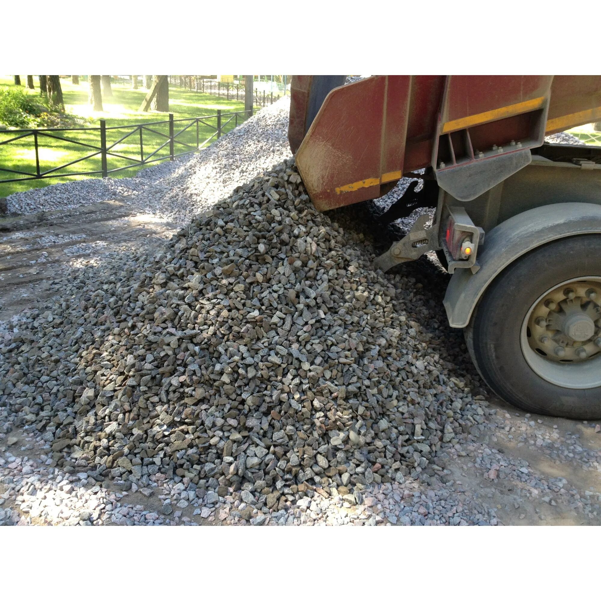 Камаз с щебнем. Отсев 5-20 щебеночный. Тонна щебня. 3 тонны щебня. 2 куба щебня.