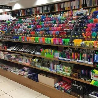 В магазине канцтоваров продается 96 ручек