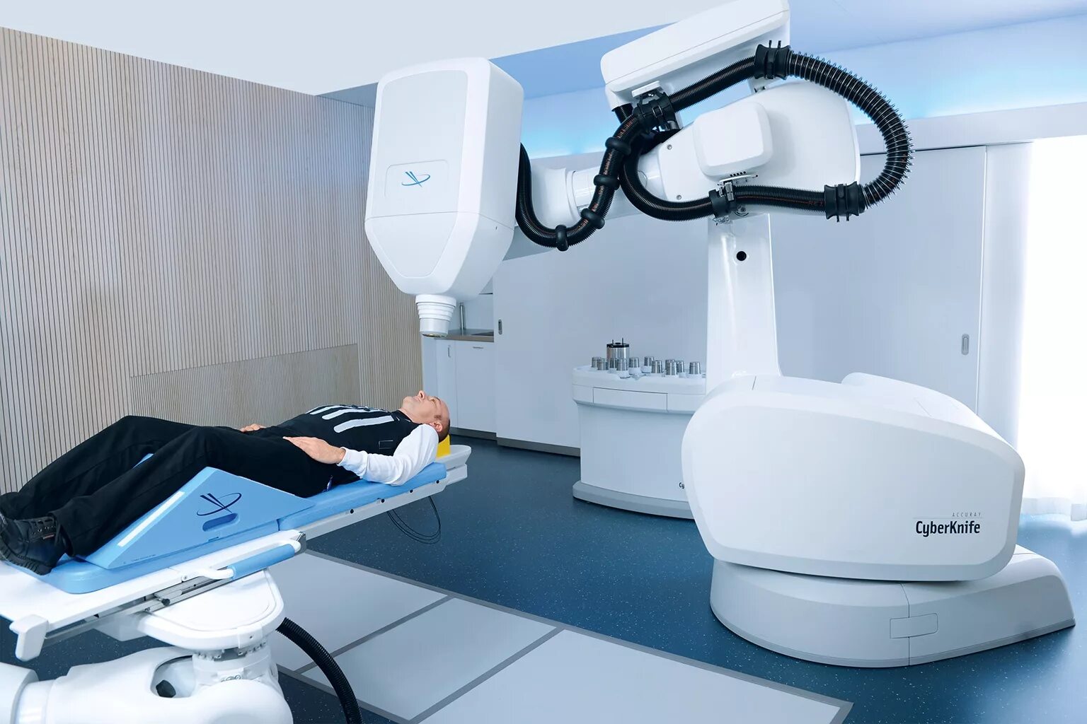 аппарат кибернож. радиохирургический гамма нож. Accuray cyberknife. ускоритель кибернож. Accuray cyberknife.