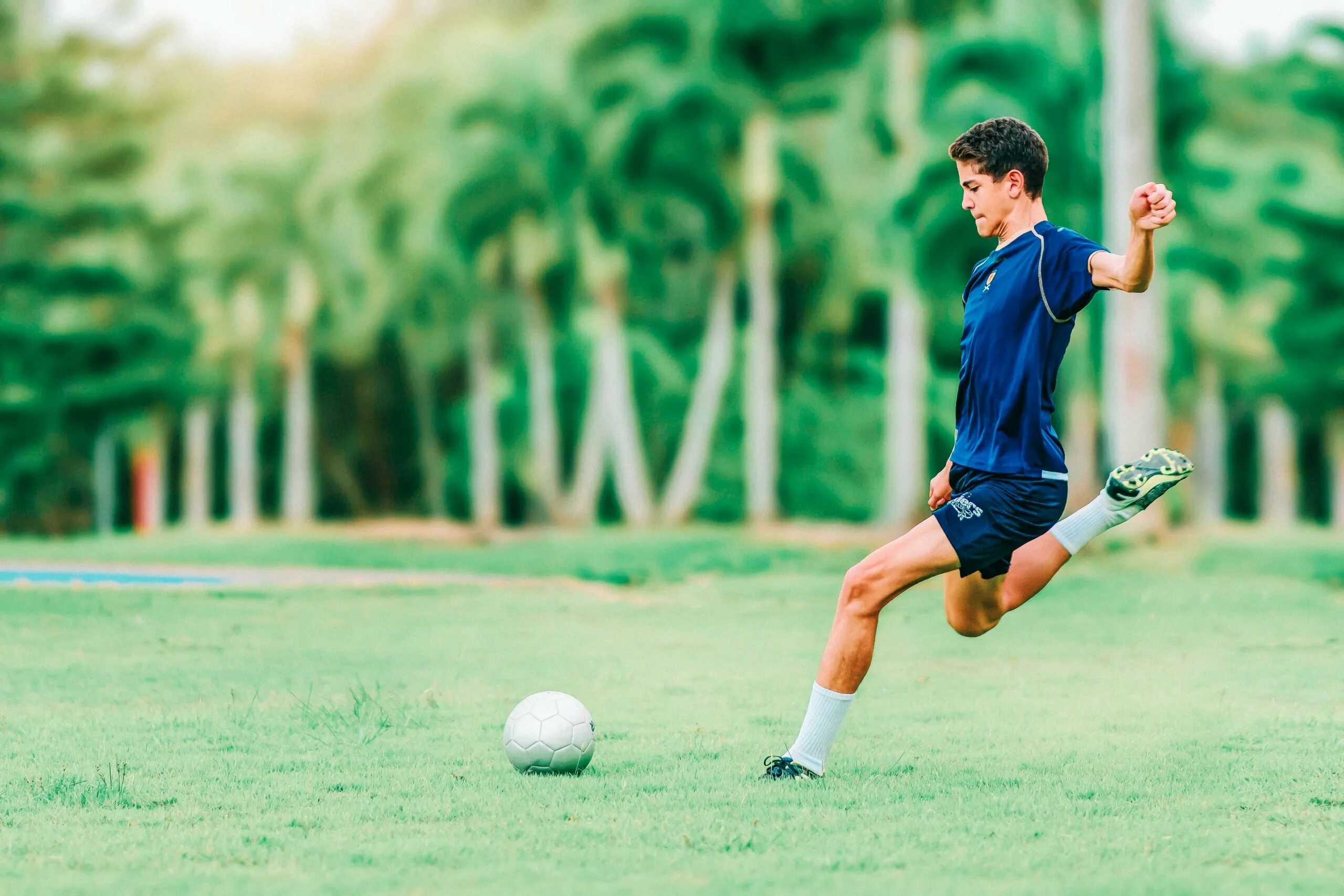 Peter started to play football because. Фотосессия футболистов. Футболисты на поле. Парень играет в футбол. Футбол юноши.
