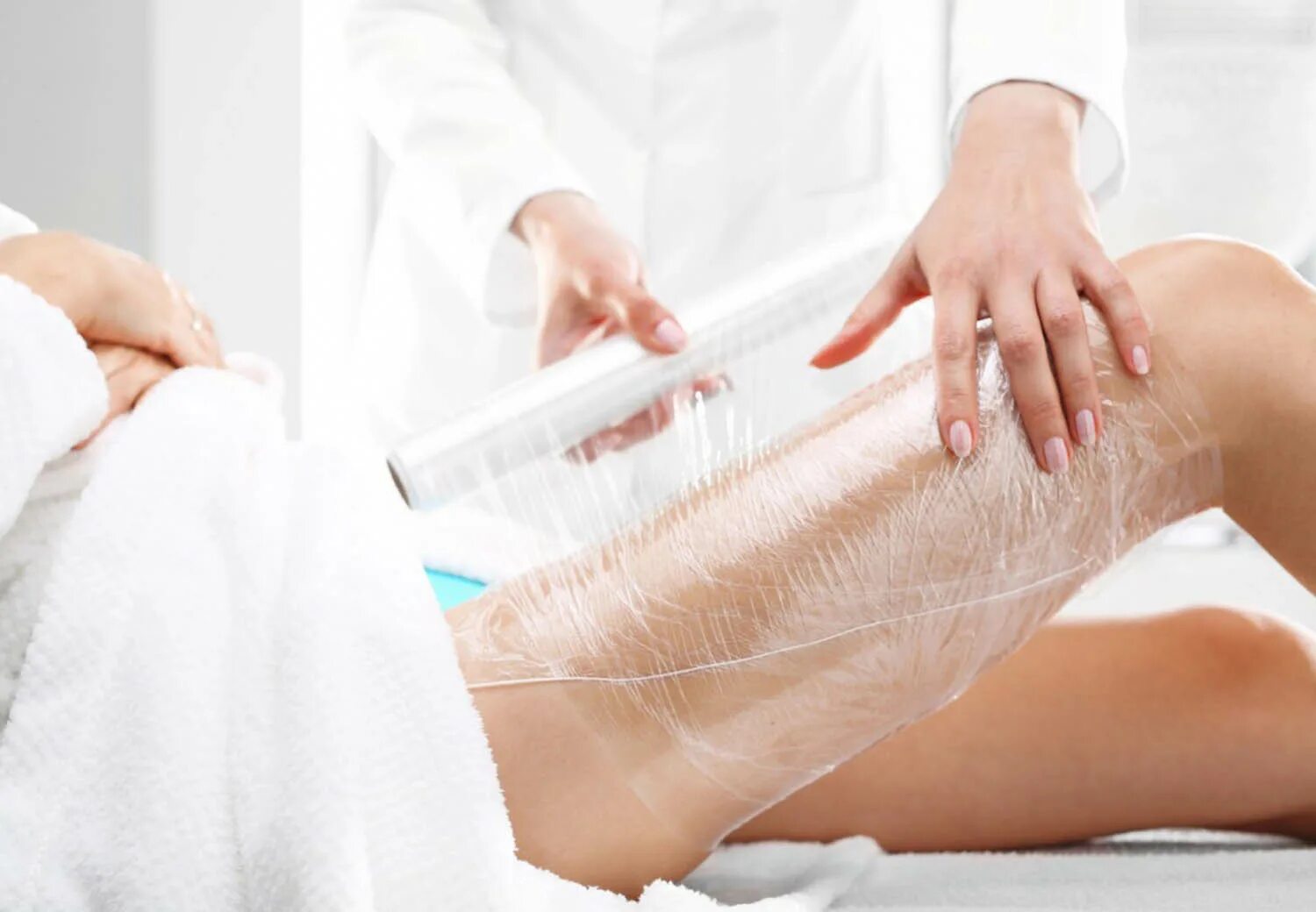 Обертывание картинки. Обертывание. Обертывание для тела. Антицеллюлитное холодное обертывание. Медовый массаж антицеллюлитный.