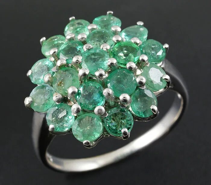 Неограненный уральский изумруд. Малышевский рудник изумруд. Малышевский изумруд. Изумруд екб. Малышевский изумруд.