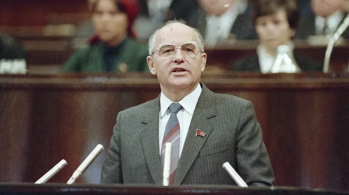 Апрельский пленум кпсс. Михаил горбачев 1985. михаил горбачев кпсс. михаил горбачев перестройка. горбачев перестройка 1985.