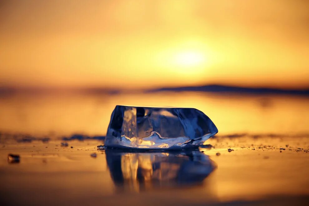 Лед тает на солнце. Ранняя весна в горах. Тающий лед. Таявший на солнце лед. Льдинка тает.