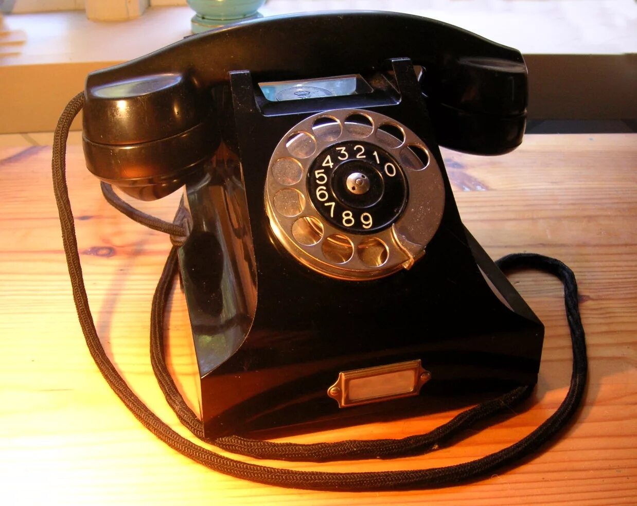 Первый бакелит телефон (1931). Старый телефонный аппарат. Бакелитовый телефонный аппарат. Старинный телефонный аппарат на столе.