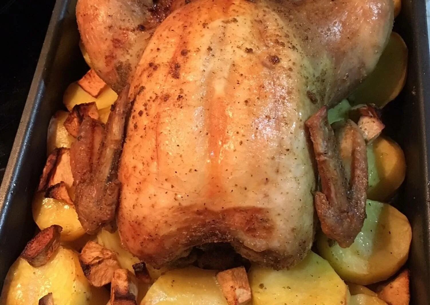 Курица в духовке целиком с картошкой. Целая курица с картошкой в духовке. Курица в духовке целиком с картошкой на Протвине. Домашняя курица в духовке с картошкой. Курица с картошкой и яблоками в духовке.