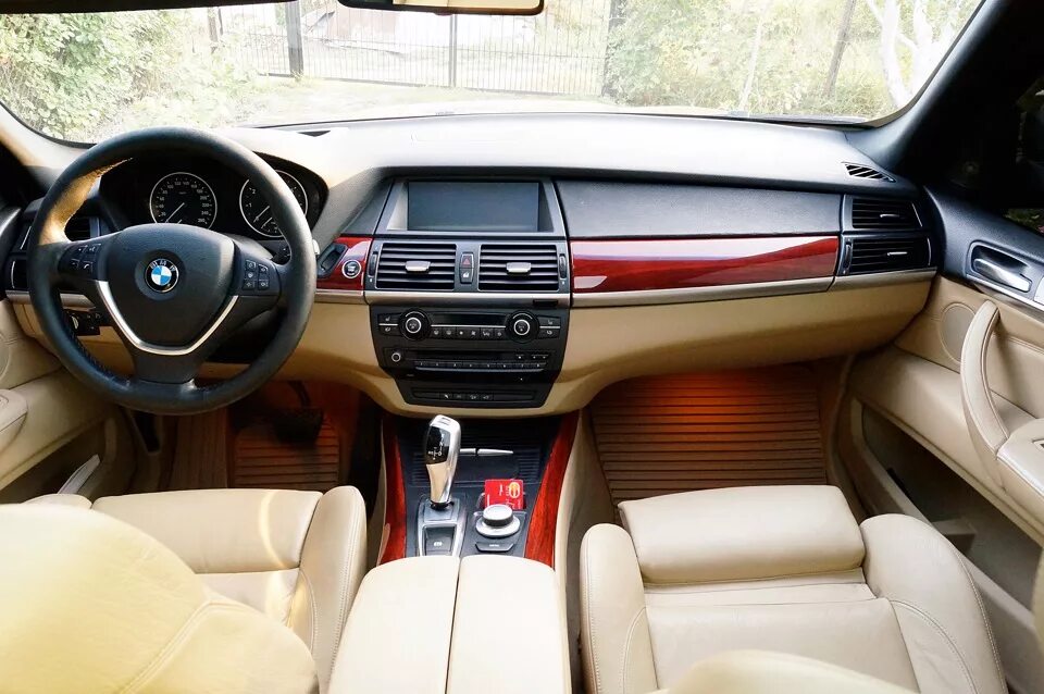 Сравнение Audi e-tron S Sportback и BMW X5 4.8i по характеристикам, стоимости по
