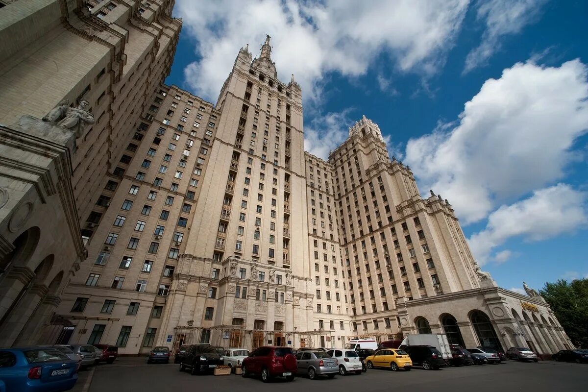 Архитектура 7 сталинских высоток в москве. Сталинские высотки мгу. Здание мгу сталинская высотка. Здание мгу сталинская высотка. Сталинские высотки в москве.