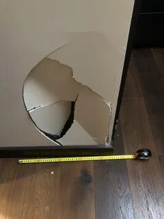 Дыра в гипсокартоне