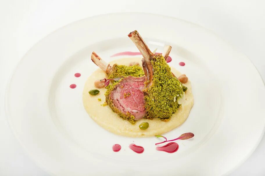 Язычки ягненка в ресторане. Каре ягненка от джейми оливера. Каре ягненка со спаржей. Пюре ягненок. Корейка ягненка с шампиньонами.