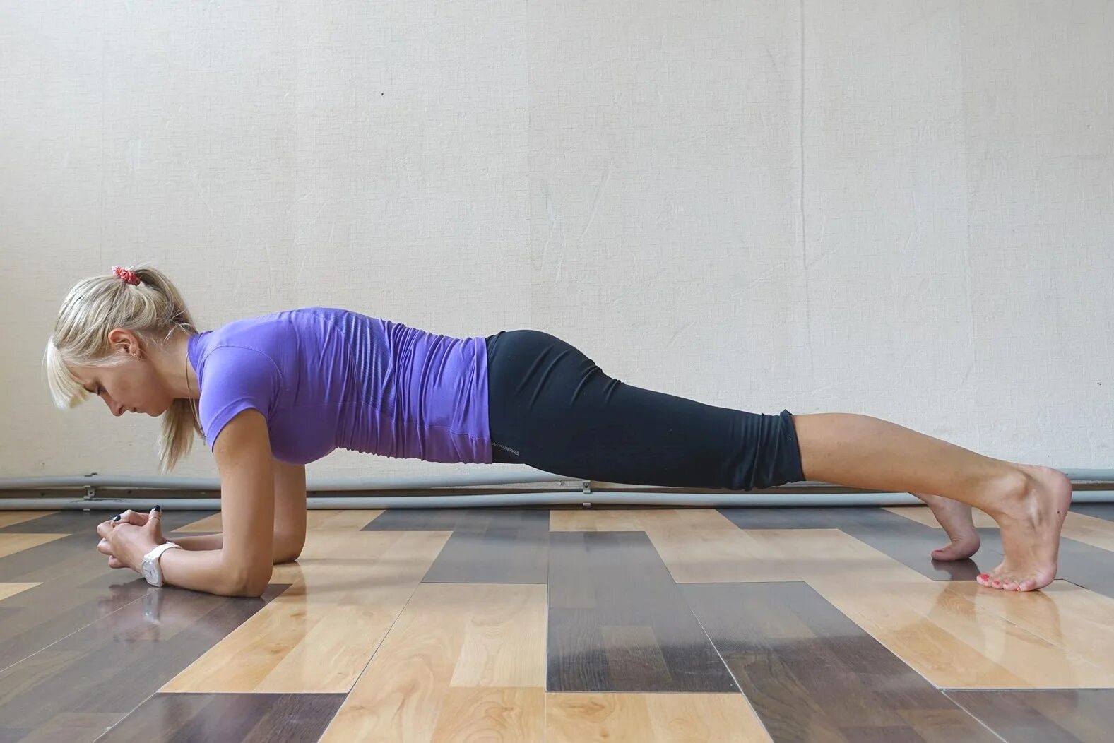 девушка спорт. видео упражнения женщине. спортивные девушки. фитнес упражнения. планка на одной руке.