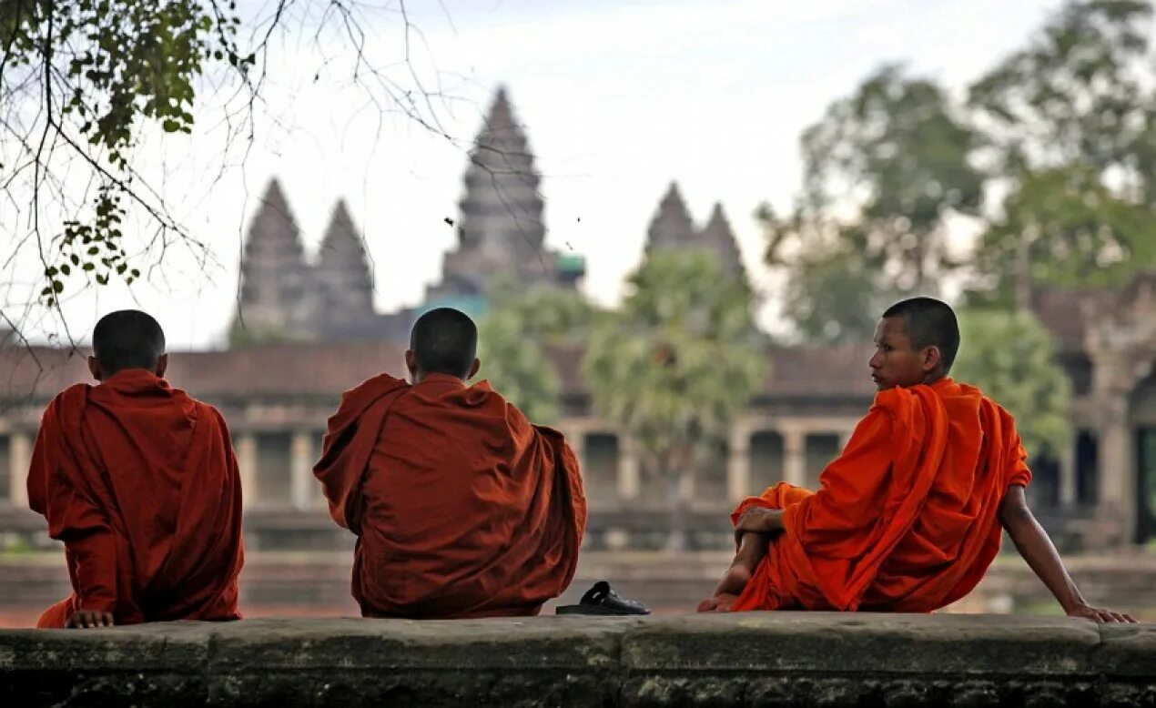 Камбоджа храмы буддизма. Буддизм Тхеравада храм. Монах Ангкор. Буддисты Камбоджа.