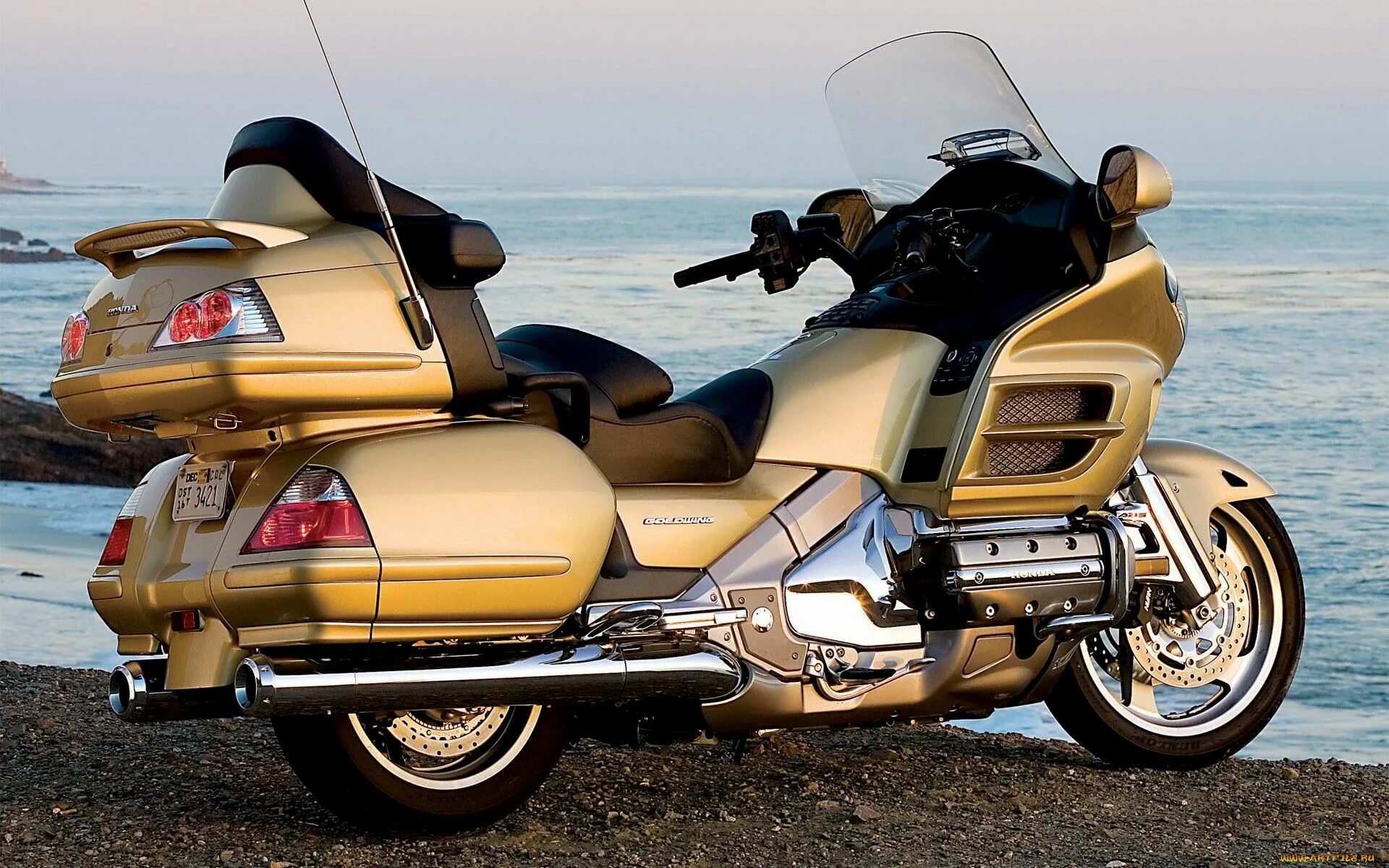 Always been a fan of Goldwings. Gonna have to have one parked in my garage one d