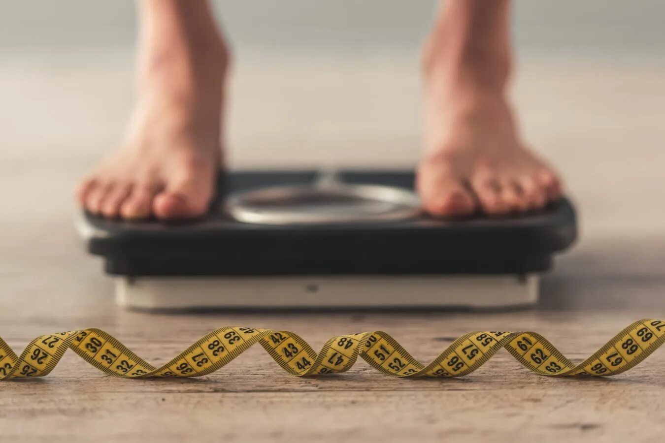 Как скинуть за неделю 10 12 килограмм только спортом. Меркулова конный спорт. Весы с весом. Лишний вес у женщин. Скачки веса.