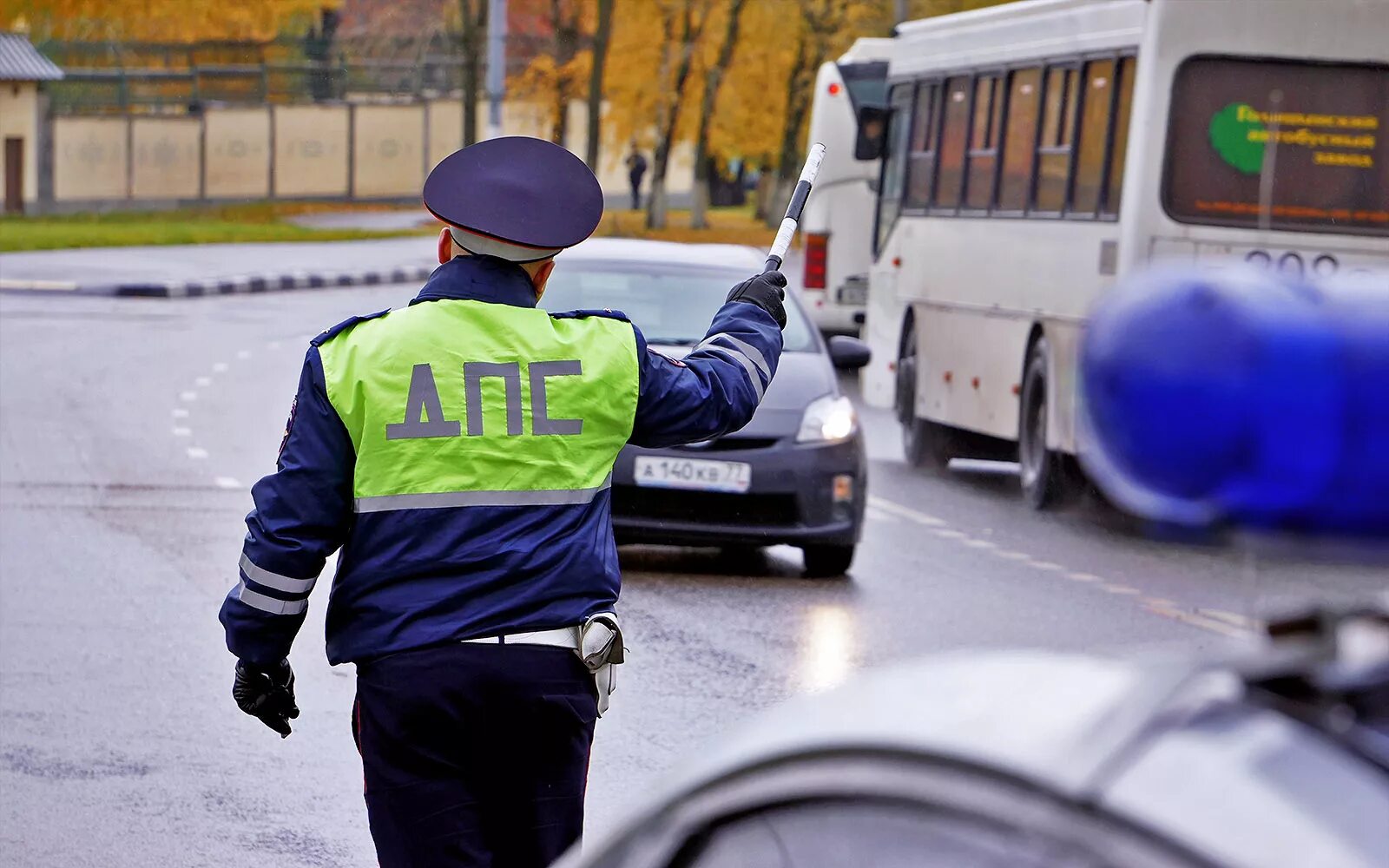 Нарушение правил автобусом. Наруение прравил дорожногтодвижения. Нарушение правил дорожного движения. Нарушители правил дорожного движения. Сотрудник ДПС.