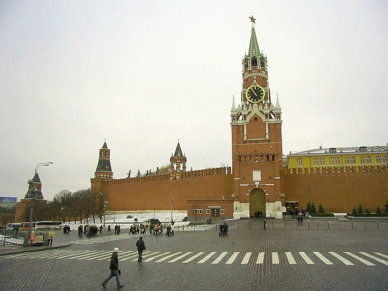 Скинь москва. Московский Кремль и красная площадь. Спасская башня Кремля. Московский Кремль и красная площадь фото. Красная площадь Москва Спасская башня.