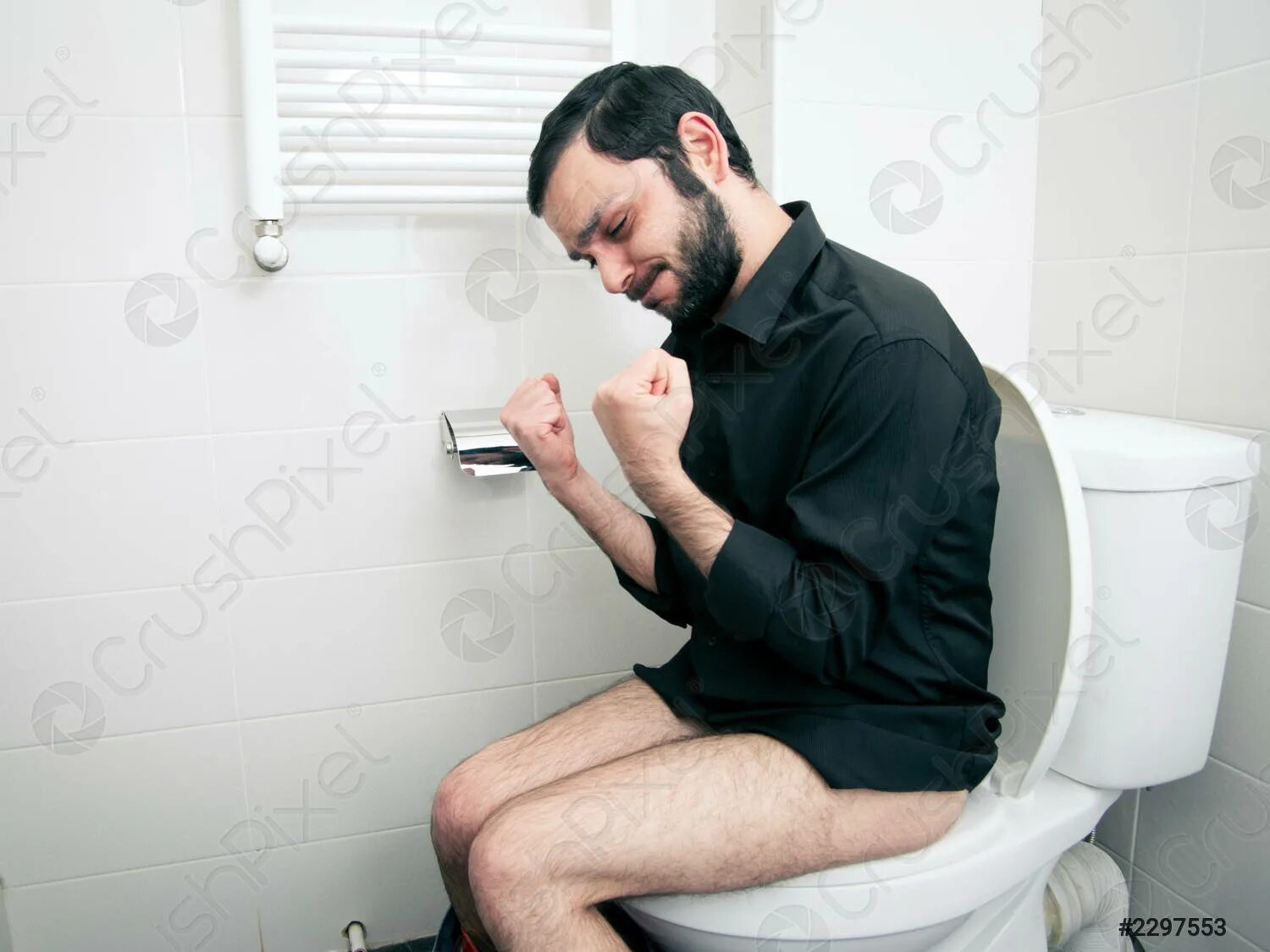 Ночью встал в туалет мужчина. Мужчина в туалете. Мужчина сыт. Парень сидит в туалете фото.