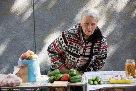 На рынке старуха старика продавала