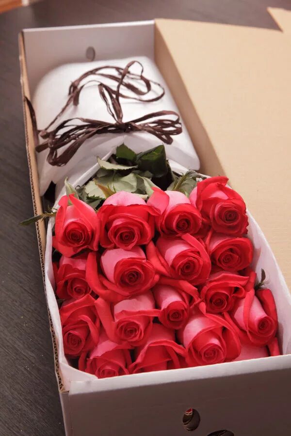 Сколько всего украшений лежит в коробке. Розы в коробке. Букет из роз в коробке. Розочки в коробке. Букет в коробке "розы".
