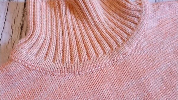 Ложная кетлевка горловины по кругу. Ложная кеттлевка горловины спицами по кругу. Ложная кеттлевка горловины по кругу. Мк ложная кеттлевка горловины. Горловина связана ложной кеттлевкой сверху спицами.
