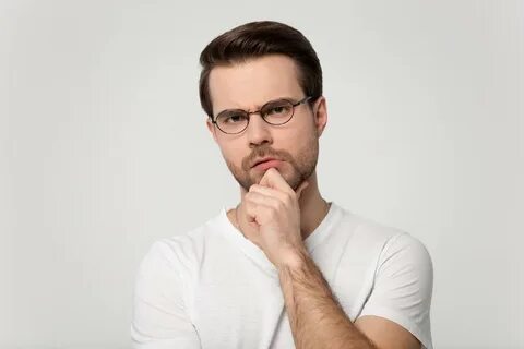Взглянуть не доверчиво а с подозрением