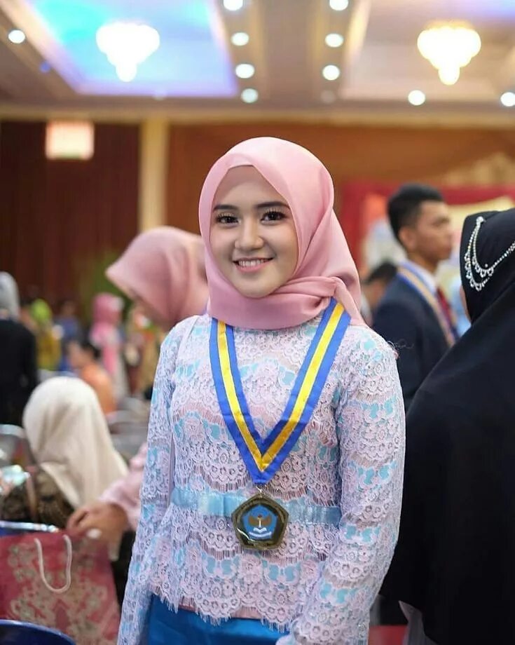 Istri cantik. Pesona Hijab. Hijab Indonesia Buka baju. Hijab Buka baju. Kebaya Viral.