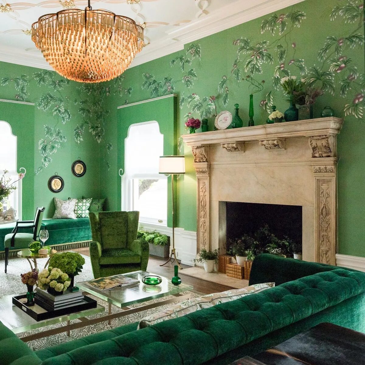Обои с зелеными цветами в интерьере How to Decorate in a Modern Beach Style Amber interiors bedroom, Green and white