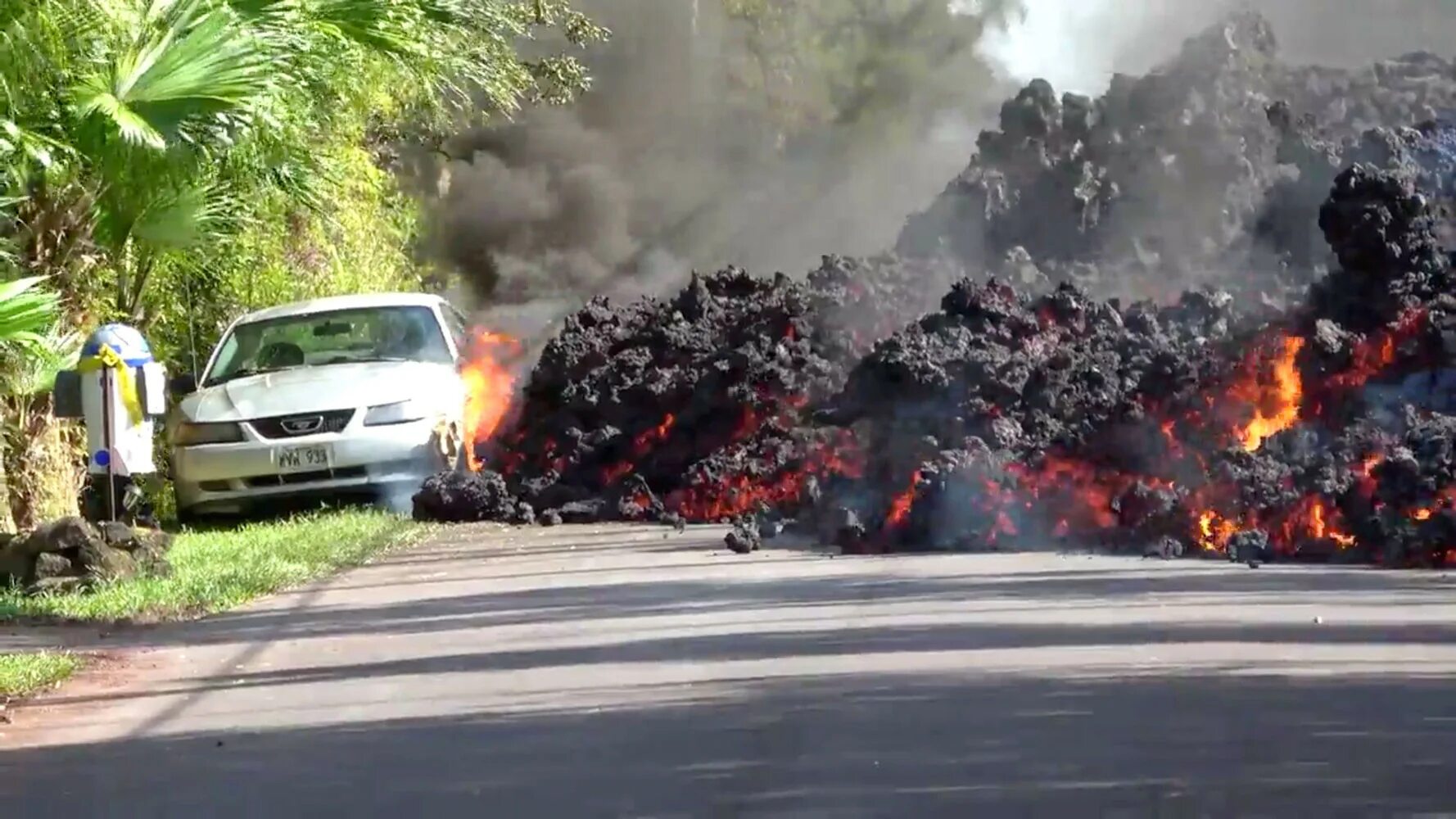 Последствия вулкана. Гавайи вулкан Килауэа. Разрушения от вулканов. Лава на дороге. Разрушения после вулкана.