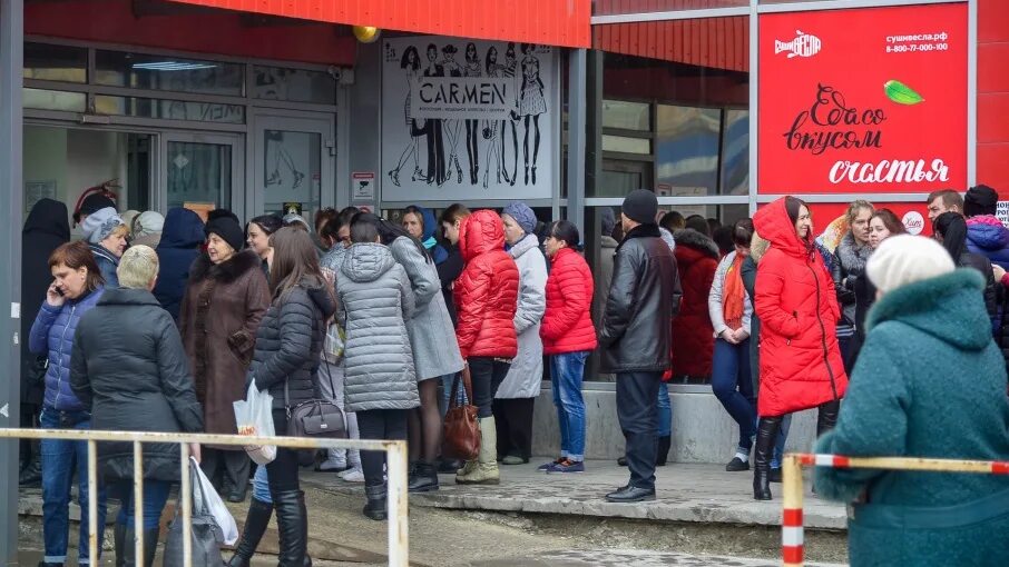 Семь звезд тракторный. 7 звёзд волгоград на тракторном. 7 звезд волгоград. семь звезд волгоград магазины. тзр волгоград 7 звезд за стеклом.