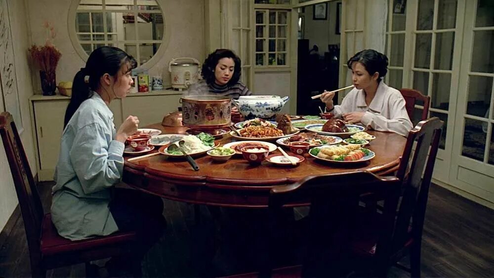 Где едят людей. Ешь, пей, мужчина, женщина фильм 1994. Yin Shi nan nu 1994. Чао Америка фильм 2002. Сцены с едой в фильмах.