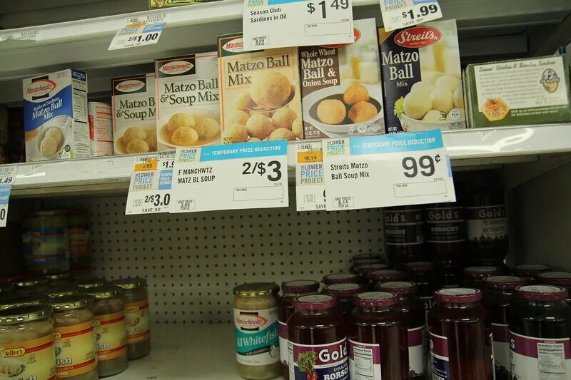 Полки с продуктами в спб. Продукты в магазине 18. Товары в магазине. Озик овкат магазин. Продукты в магазине 18.