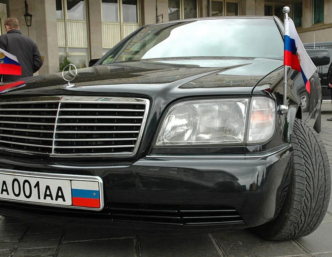 Мерседес w140 президента. Мерседес w140 с мигалкой. Флагшток Мерседес w140. Мерседес-Бенц w140 ФСО.