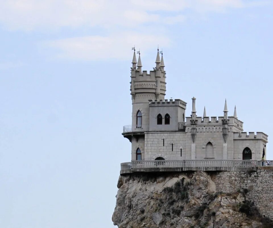 Ласточкино гнездо роли. Замок ласточкино гнездо в крыму. Ласточкино гнездо роли. Ялта замок ласточкино гнездо. Ласточкино гнездо роли.