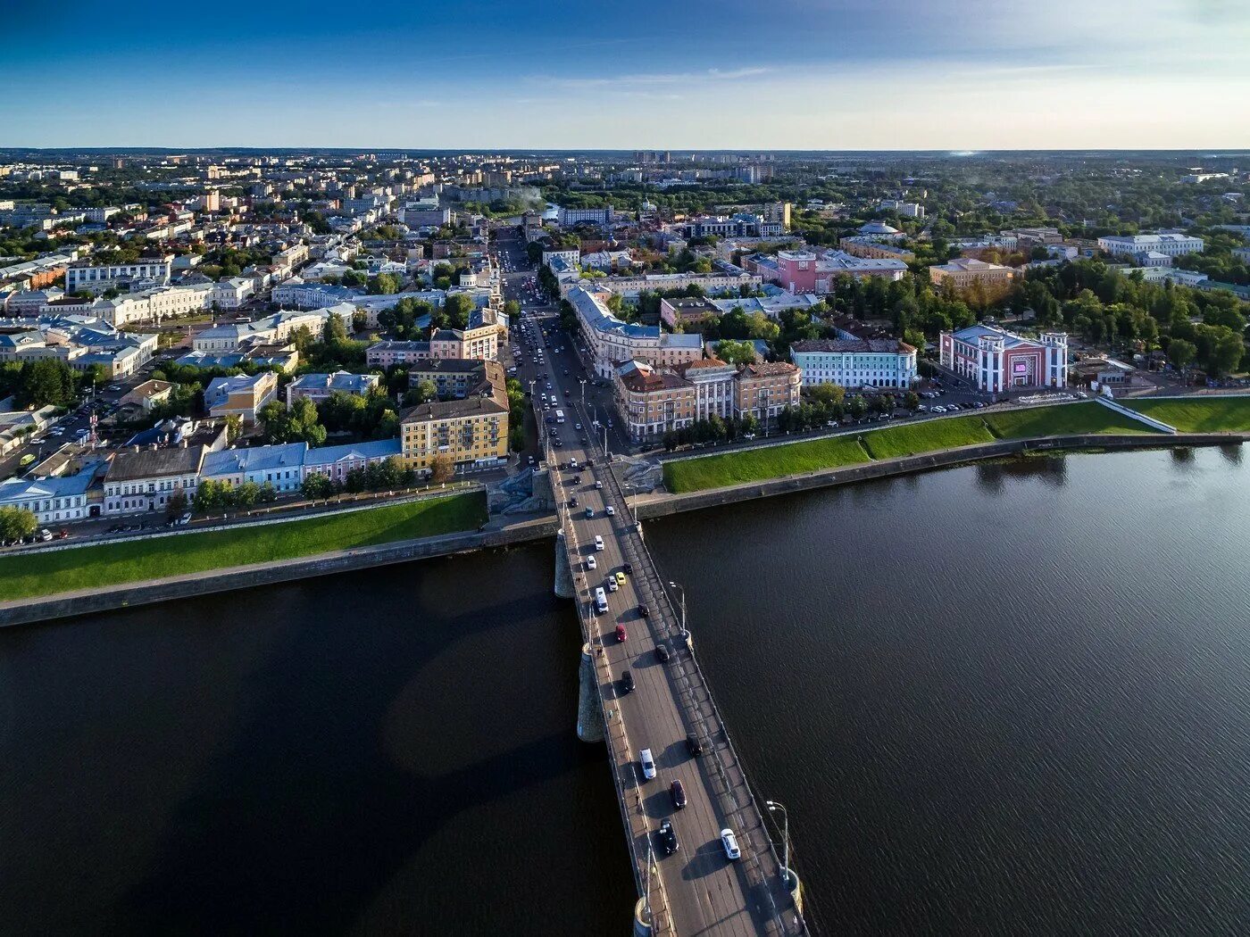 Ул трехсвятская 19 тверь. Тверь центральная площадь. Макдональдс вышний волочек. Версальский трезубец тверь. Трехсвятская тверь.