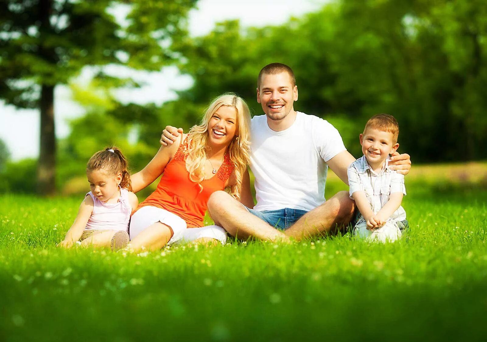Люди отдыхают на природе. Семья поляна. Семья на поляне. Фотосессия на природе. Радостные люди на природе.