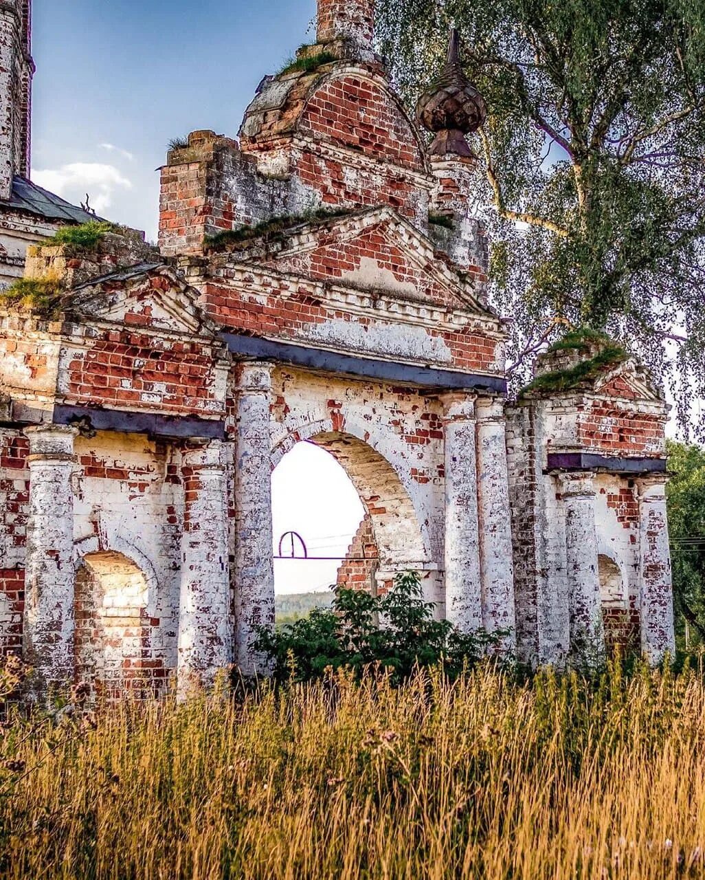 Какой храм был разрушен. Разрушенные храмы Ивановской области. Полуразрушенная Церковь Ярославская область. Заброшеные церкви Брянской области. Заброшенные храмы России.