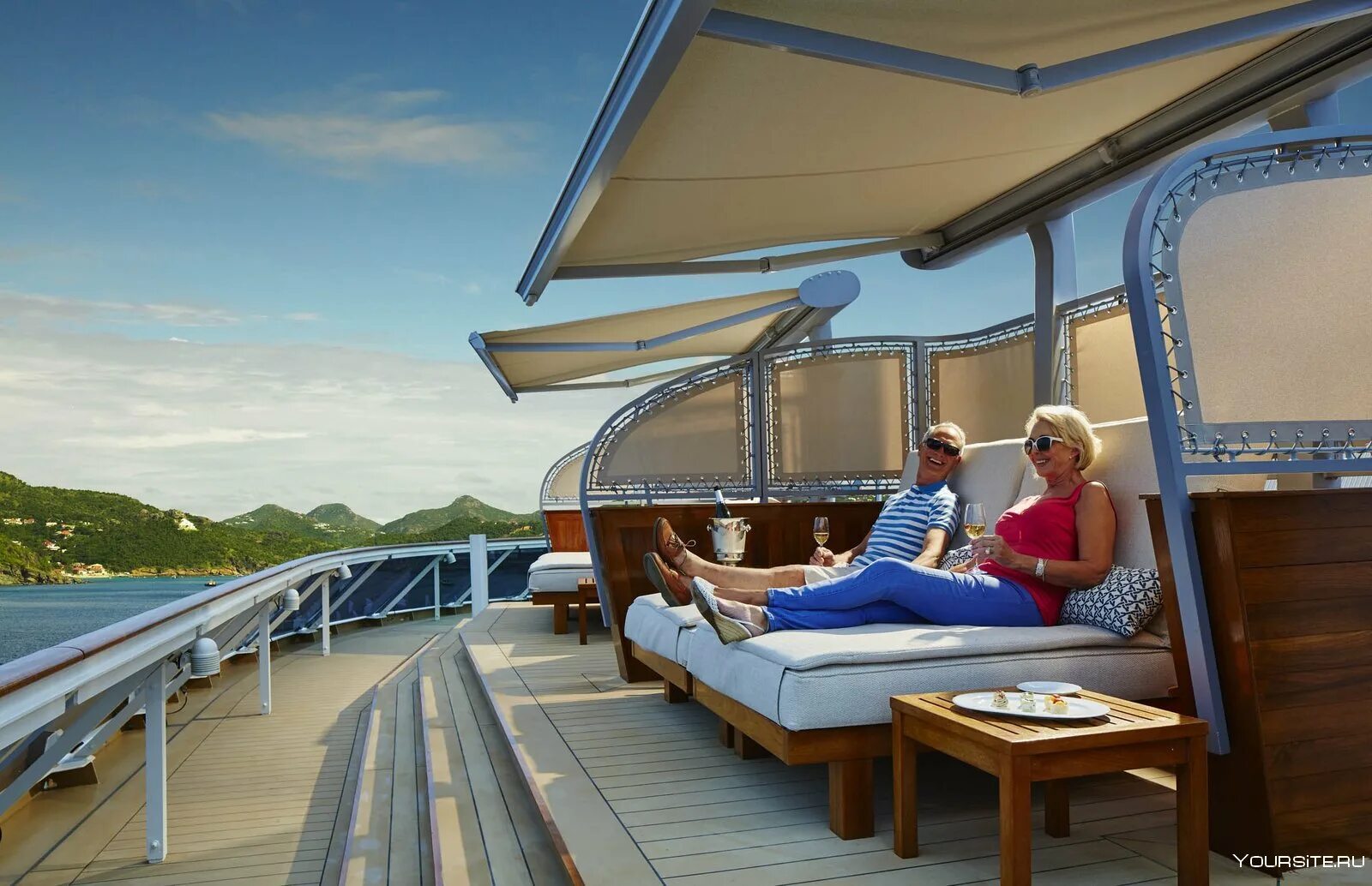 Туристы на лайнере. Ресторан на палубе корабля. Пара на круизном лайнере. Ехать в круиз. Семья на круизном лайнере.