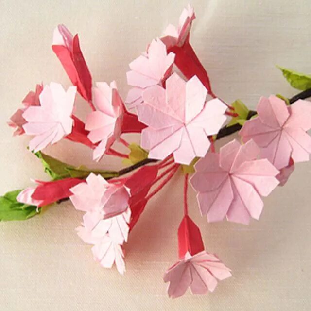 Оригами Сакура. Оригами Япония Сакура. Ветка Сакуры из бумаги. Цветы Сакуры из гофрированной бумаги.