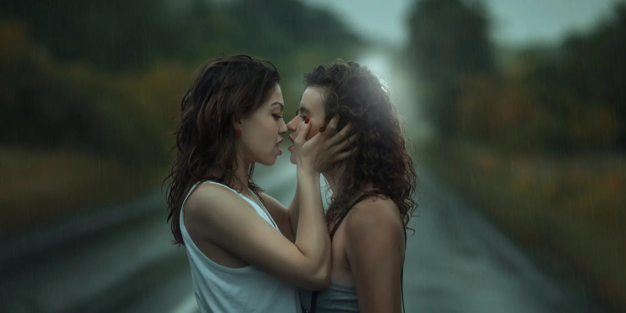 Lesbians short. Девушки обнимаются. Поцелуй девушек. Девушки целуются фото.