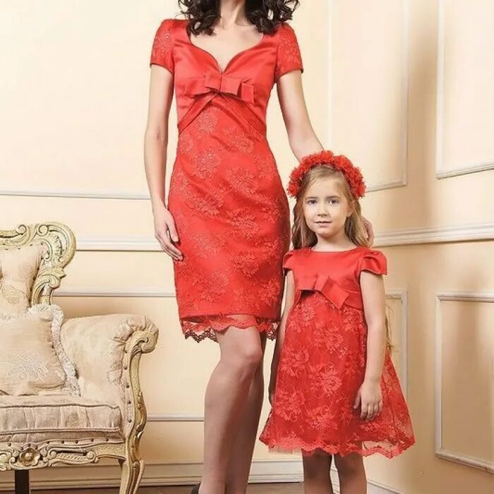 Нарядные платья для мамы и Дочки. Мама и дочка с платьем. Вечерние платья для мамы и Дочки. Платья для мамы и Дочки в одном стиле.