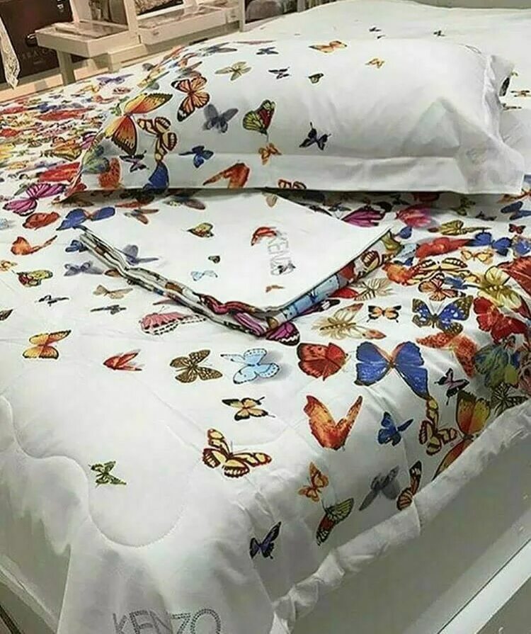 Постельное с одеялом комплект купить. Кензо евро КПБ С бабочками с 2 одеялами. Постельное белье Кензо с одеялом бабочки. Постельное белье Кензо 1,5 спальное. Пастель белье на одеяло.