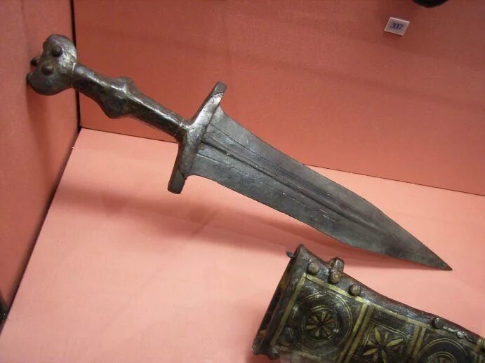 Оружие древнего рима. Римский кинжал пугио. Римский меч пугио. Пугио древнеримский кинжал. Кинжал легионера пугио.